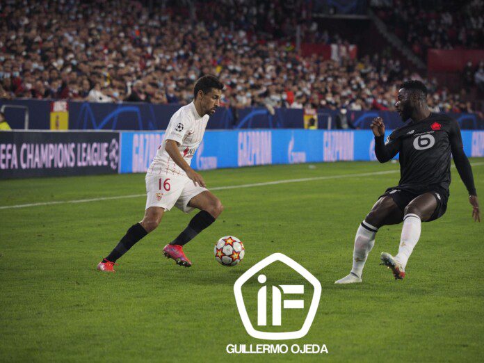 Jesús Navas disputa un balón ante Ikoné en el Sevilla FC - LOSC Lille