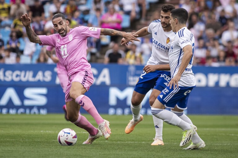 El Real Zaragoza se mantiene líder tras vencer al Eldense