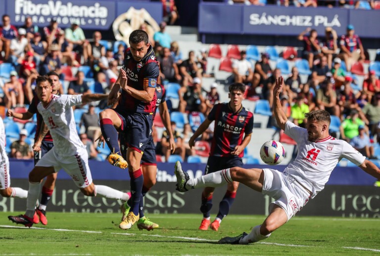 El Levante vence con dos zarpazos al Eldense