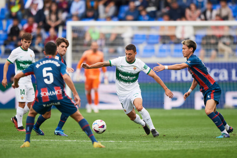 El Elche se reivindica en El Alcoraz