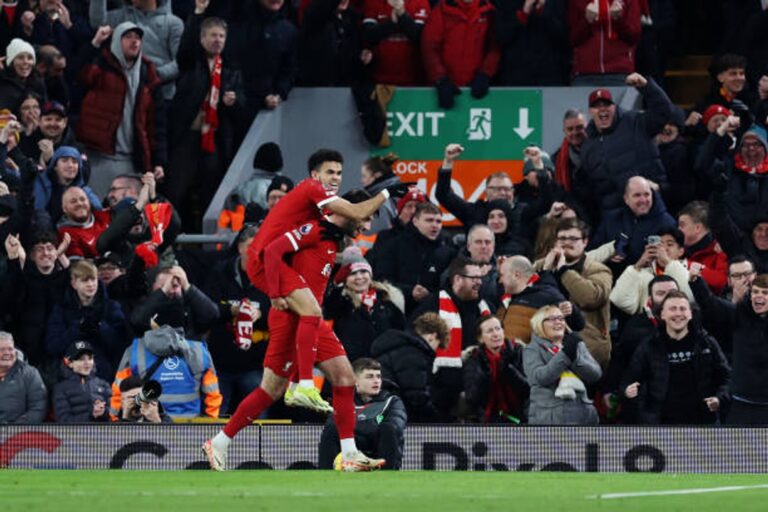 El Liverpool golea y sigue líder de la Premier League