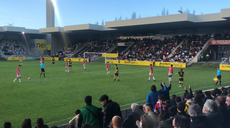 El Bilbao Athletic rompe la racha del Barakaldo y pone medio pie en el título