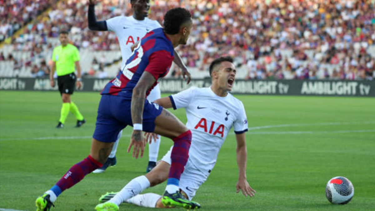 FC Barcelona are looking for a full-back at Tottenham