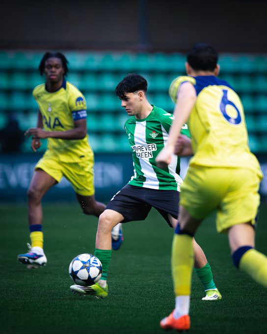 Iván Corralejo con la bola | Fuente: Real Betis
